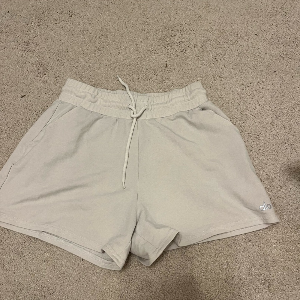 ALO Yoga Cream Women's Shorts